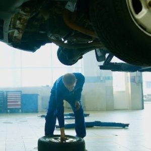 imagen de un mecánico de Neumáticos Tello realizando una reparación de avería en el taller de neumáticos